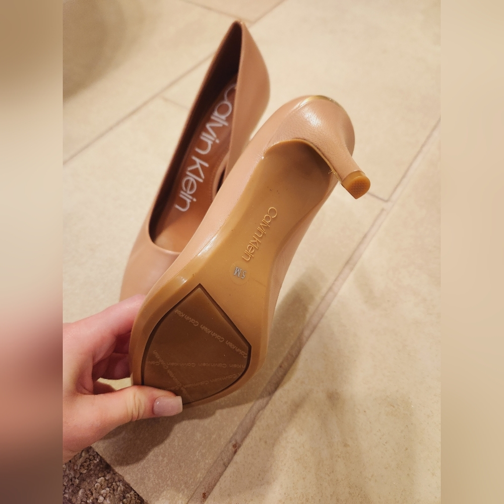 Heeled shoes